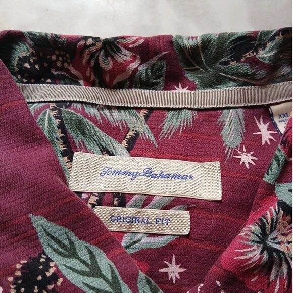 Vntg TOMMY BAHAMA Hawaiian CHRISTMAS Shirt -Hula Poinsettias Santa Hats - Picture 5 of 8